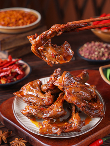 香辣鸭锁骨：一口入魂的美味诱惑